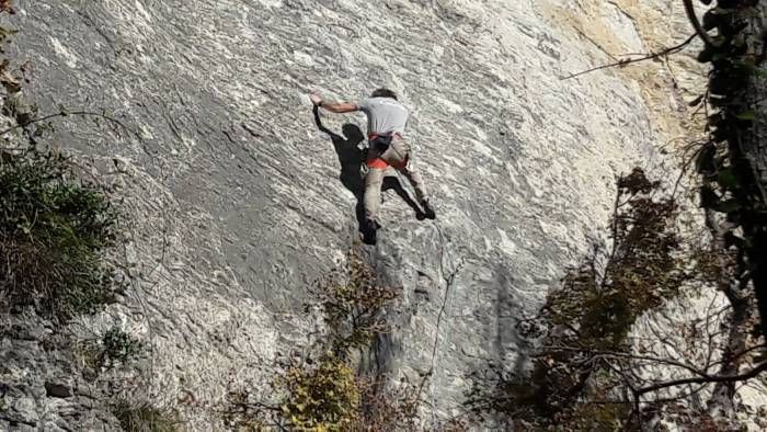 Uomo che arrampica sulla Pietra di Bismantova