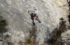 Uomo che arrampica sulla Pietra di Bismantova