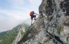 Uomo che pratica una ferrata