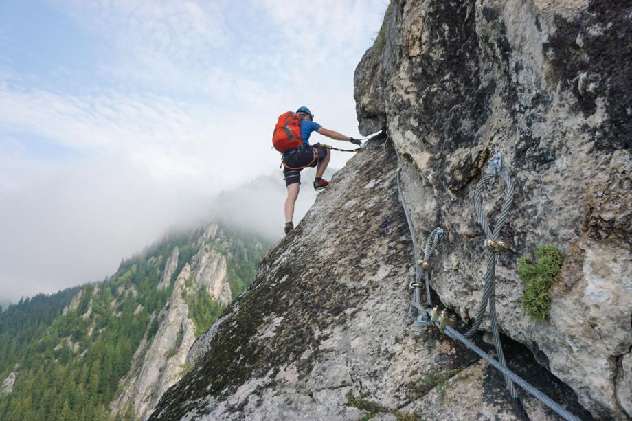 Uomo che pratica una ferrata