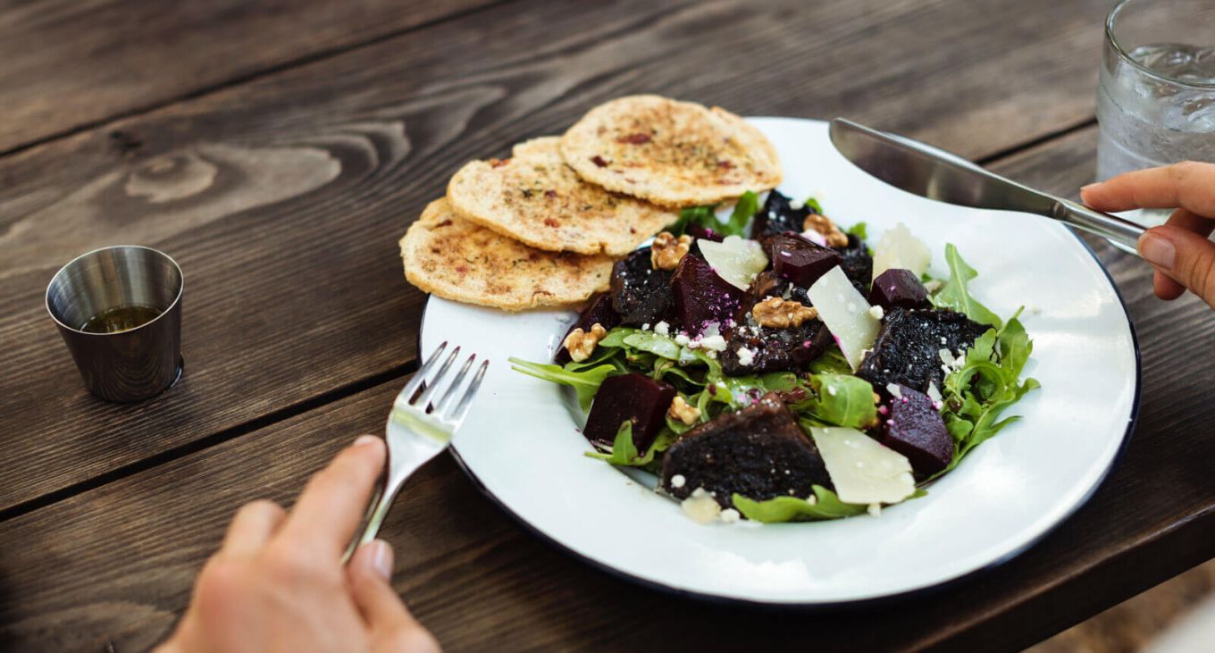 Insalatone con scaglie di parmigiano