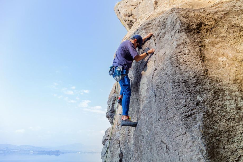 Uomo che pratica arrampicata