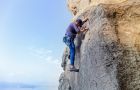 Uomo che pratica arrampicata